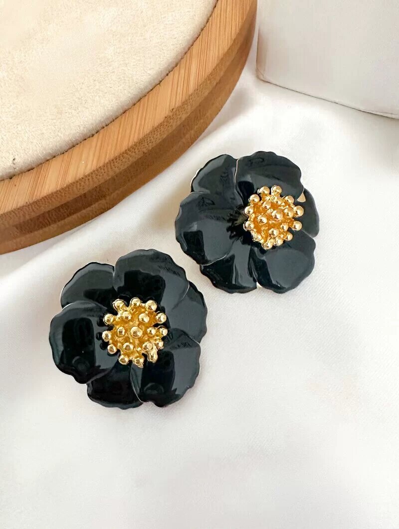 brinco folheado a ouro 18k flor quatro pétalas resinado