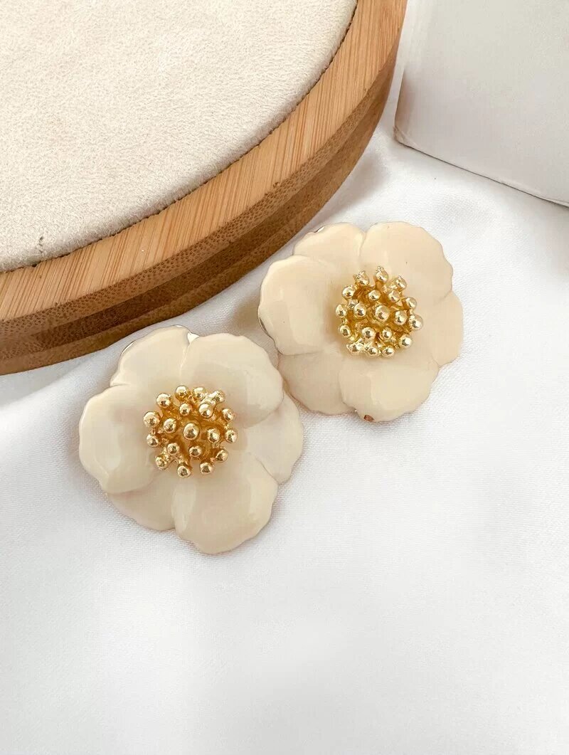 brinco folheado a ouro 18k flor quatro pétalas resinado