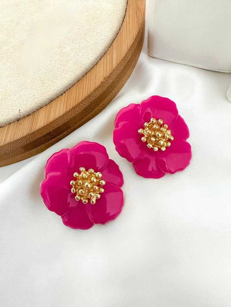 brinco folheado a ouro 18k flor quatro pétalas resinado