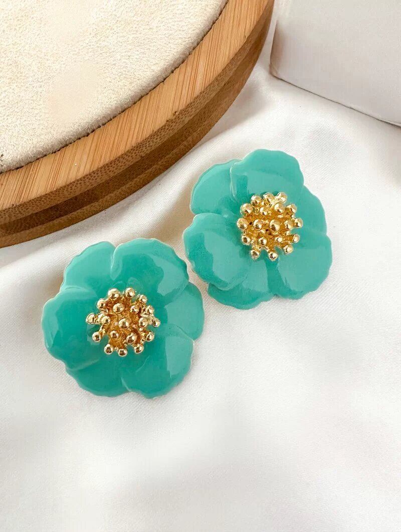 brinco folheado a ouro 18k flor quatro pétalas resinado