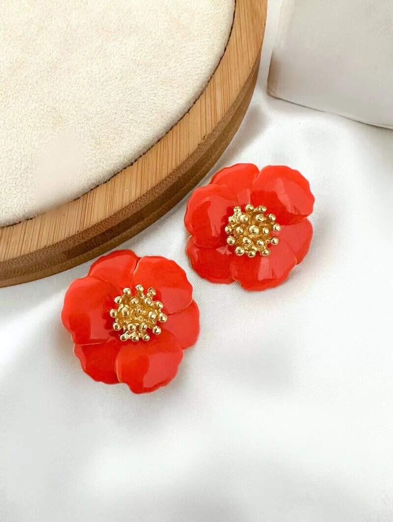 brinco folheado a ouro 18k flor quatro pétalas resinado