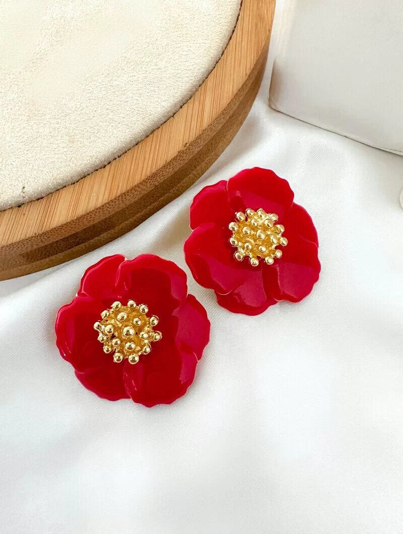 brinco folheado a ouro 18k flor quatro pétalas resinado