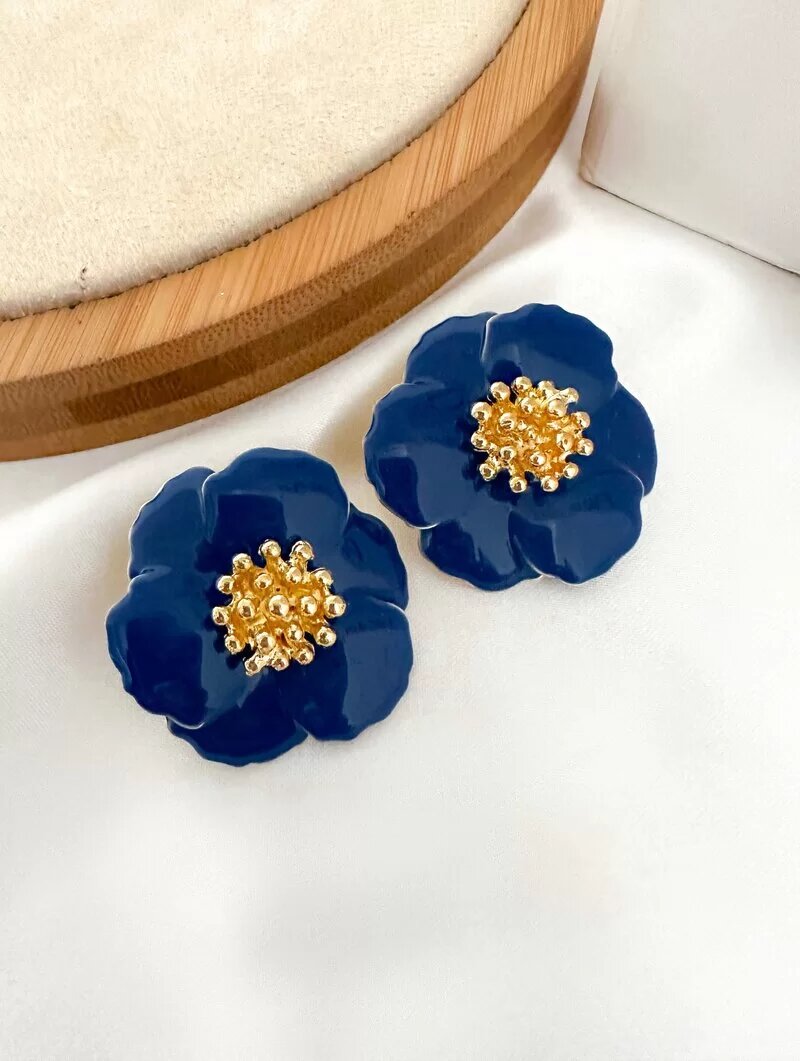 brinco folheado a ouro 18k flor quatro pétalas resinado