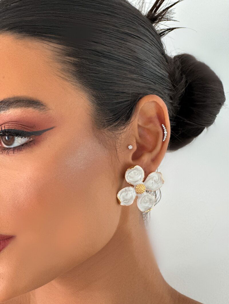 Brinco Folheado a Ouro 18k Flor Quatro Pétalas Resinado