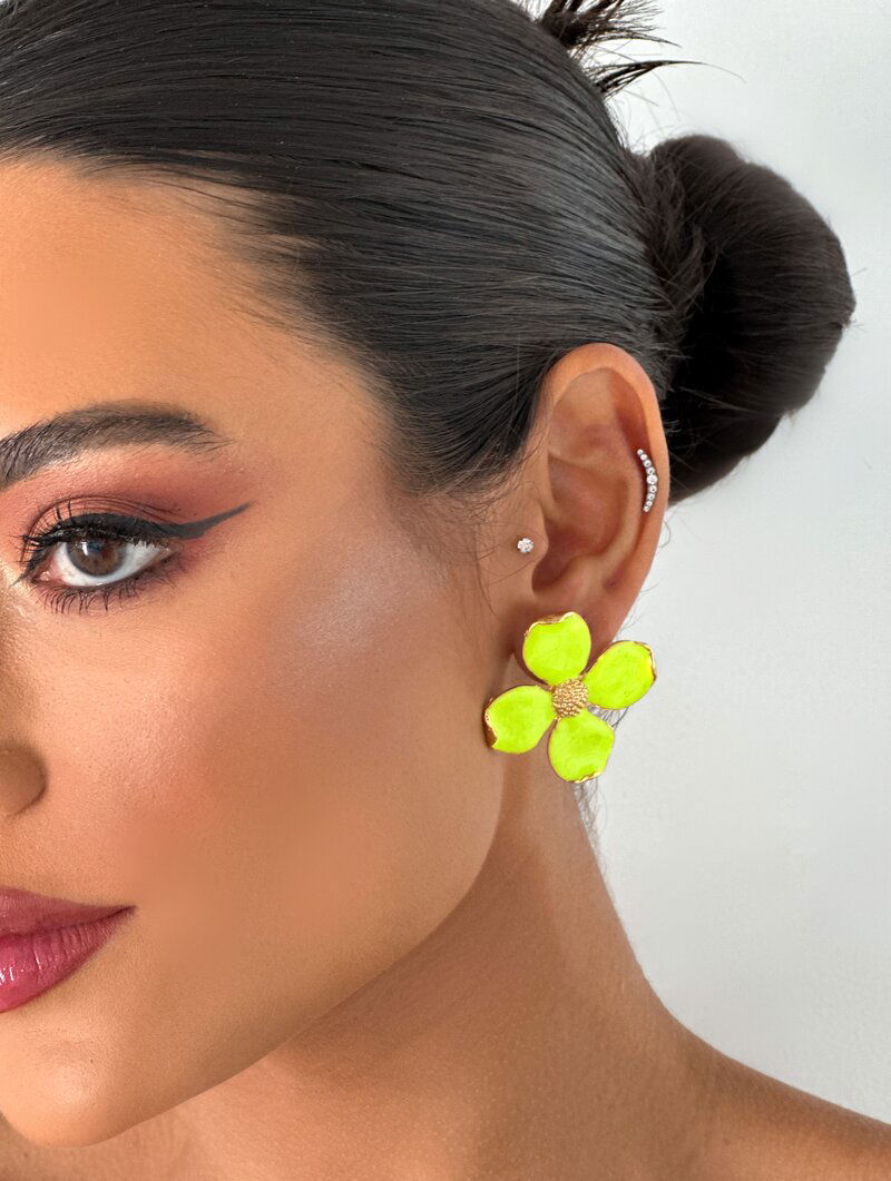 Brinco Folheado a Ouro 18k Flor Quatro Pétalas Resinado