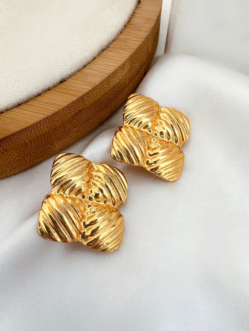 Brinco Folheado a Ouro 18k Flor Quatro Pétalas Texturizadas