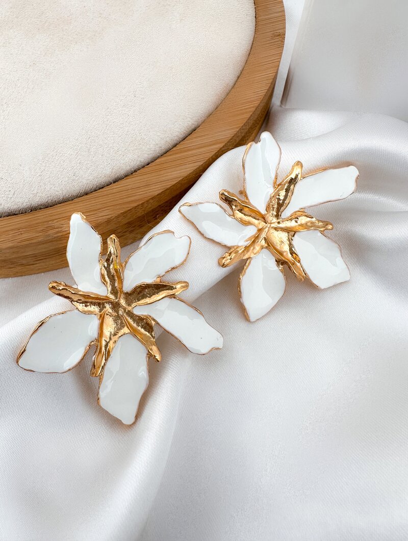 Brinco Folheado a Ouro 18k Flor Resinada Branca