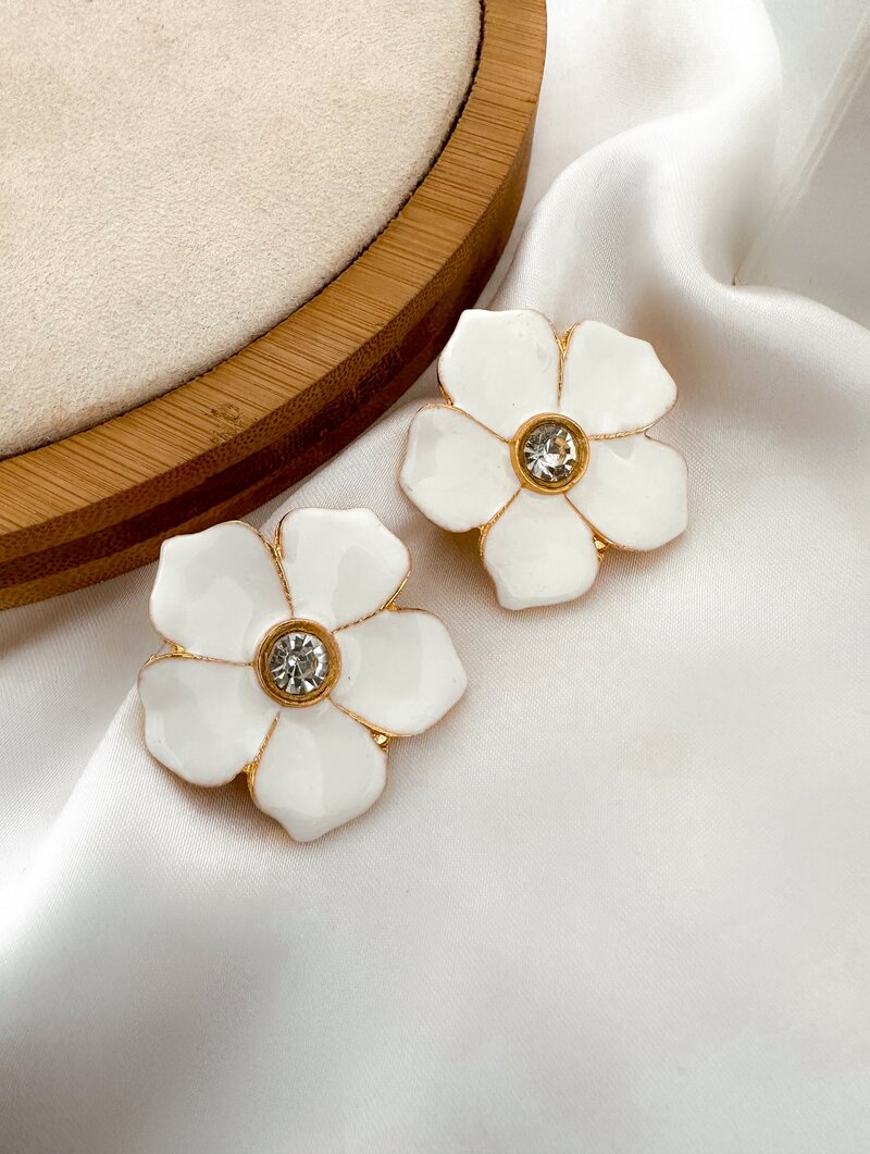 Brinco Folheado a Ouro 18k Flor Resinada Cinco Folhas com Zircônia