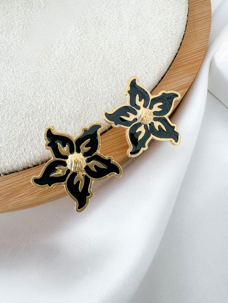 Brinco Folheado a Ouro 18k Flor Resinada Cinco Pétalas