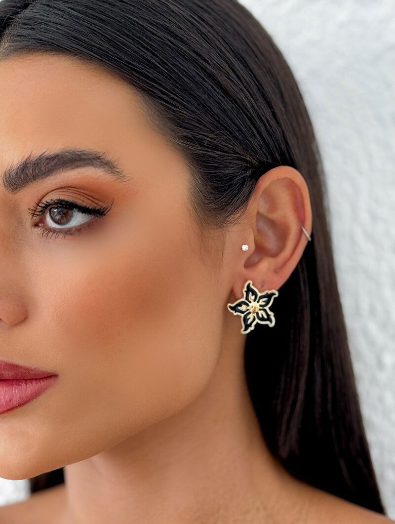 Brinco Folheado a Ouro 18k Flor Resinada Cinco Pétalas