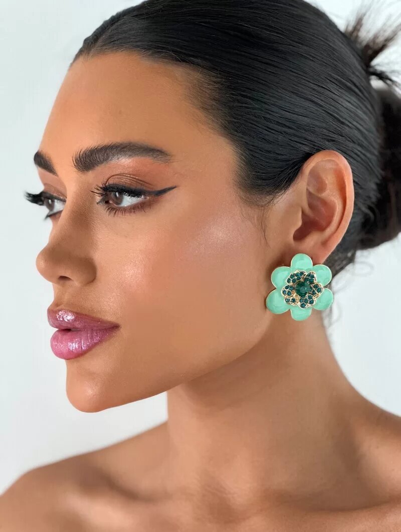 Brinco Folheado a Ouro 18k Flor Resinada com Centro Cravejado