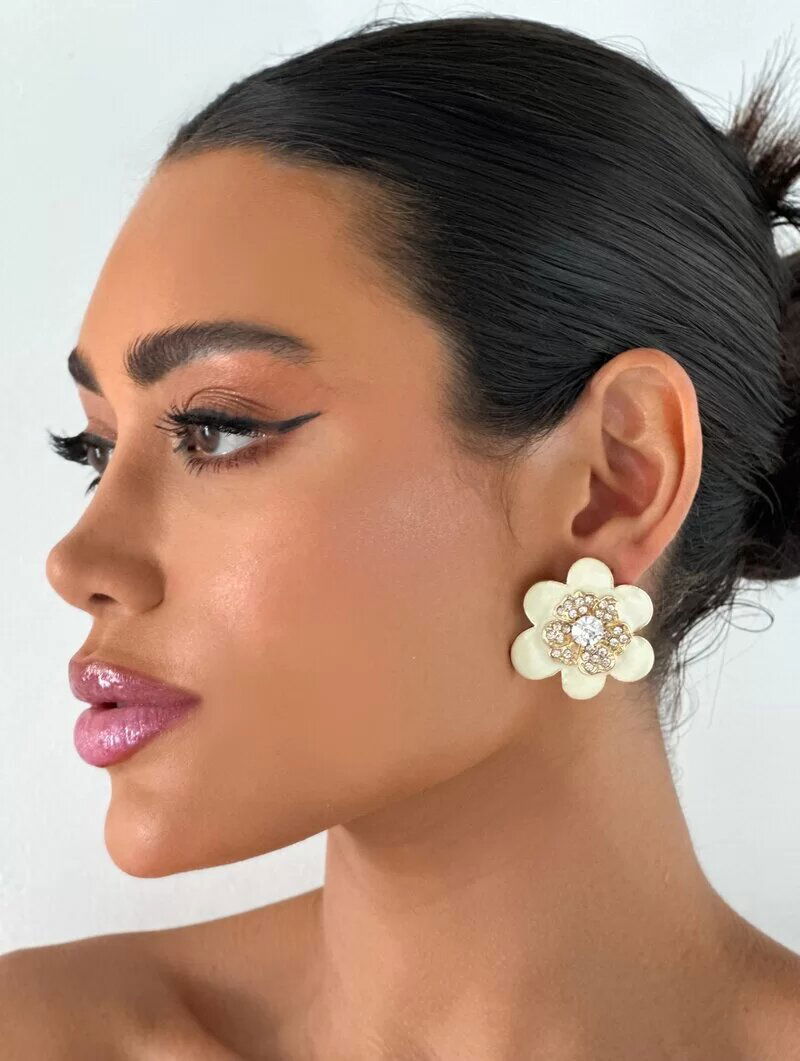 Brinco Folheado a Ouro 18k Flor Resinada com Centro Cravejado