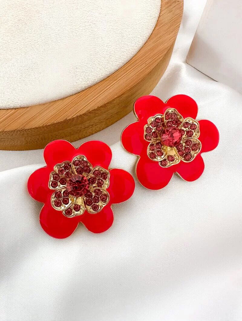 Brinco Folheado a Ouro 18k Flor Resinada com Centro Cravejado