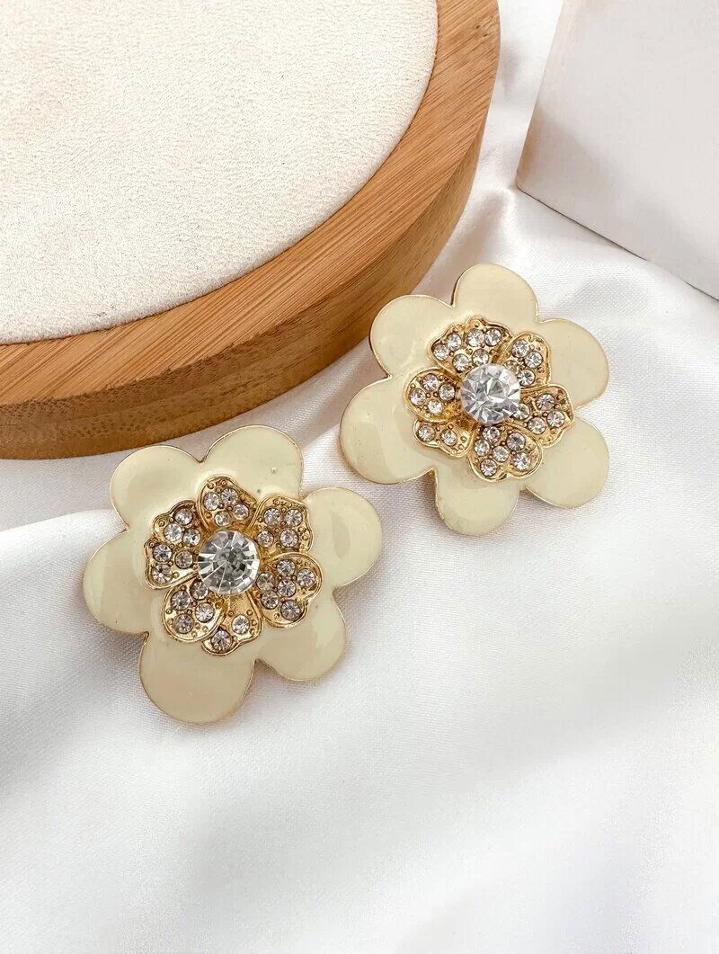 Brinco Folheado a Ouro 18k Flor Resinada com Centro Cravejado