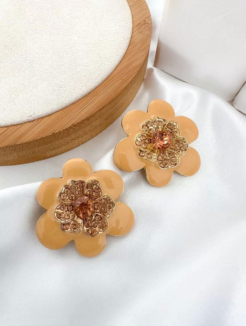 Brinco Folheado a Ouro 18k Flor Resinada com Centro Cravejado