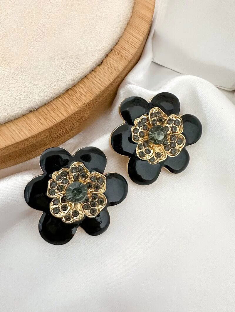 Brinco Folheado a Ouro 18k Flor Resinada com Centro Cravejado
