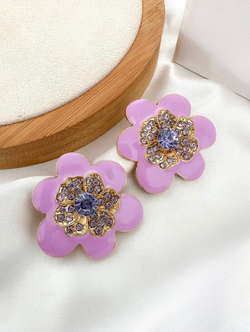 Brinco Folheado a Ouro 18k Flor Resinada com Centro Cravejado