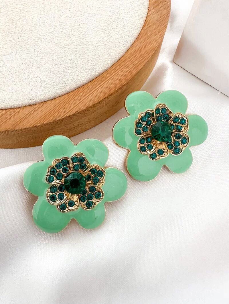 Brinco Folheado a Ouro 18k Flor Resinada com Centro Cravejado
