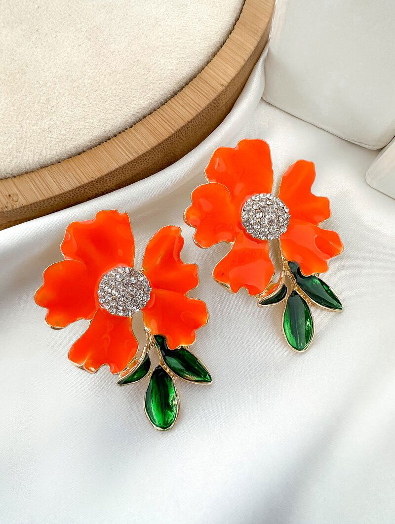 Brinco Folheado a Ouro 18k Flor Resinada com Folhas