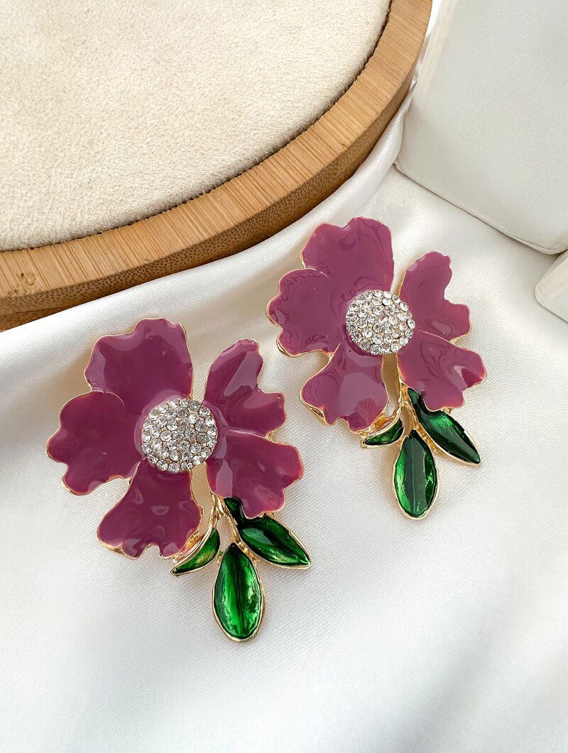 Brinco Folheado a Ouro 18k Flor Resinada com Folhas