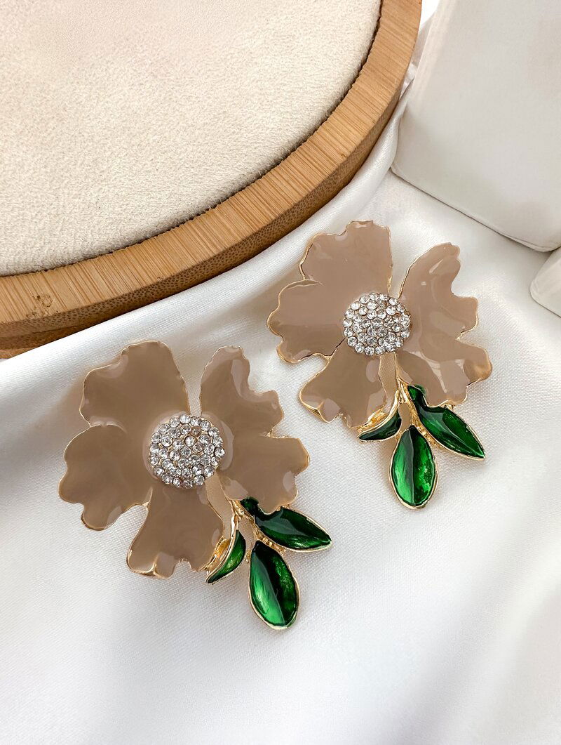 Brinco Folheado a Ouro 18k Flor Resinada com Folhas