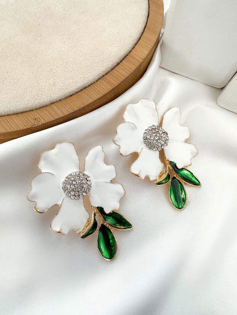 Brinco Folheado a Ouro 18k Flor Resinada com Folhas