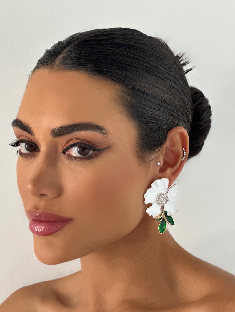 Brinco Folheado a Ouro 18k Flor Resinada com Folhas