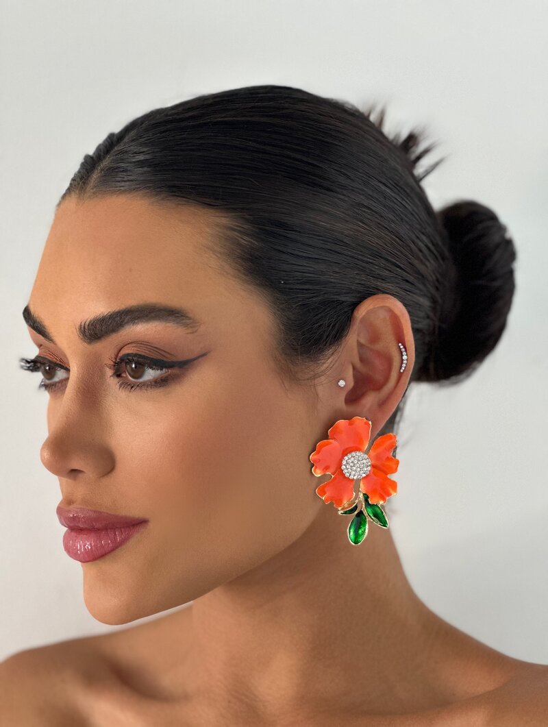 Brinco Folheado a Ouro 18k Flor Resinada com Folhas