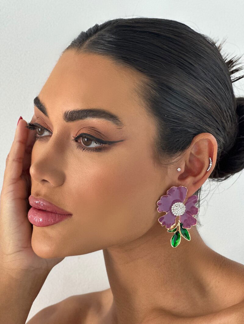 Brinco Folheado a Ouro 18k Flor Resinada com Folhas