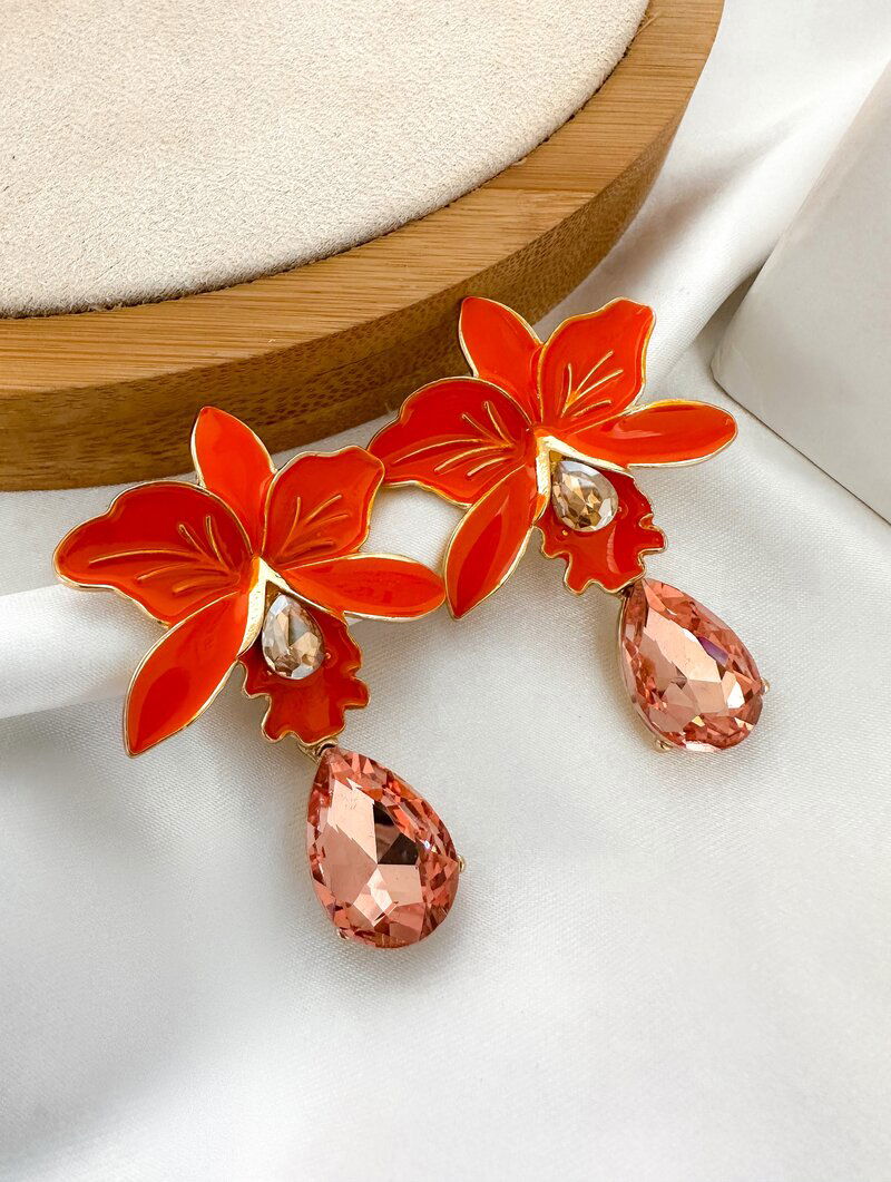 Brinco Folheado a Ouro 18k Flor Resinada com Gota de Zircônia