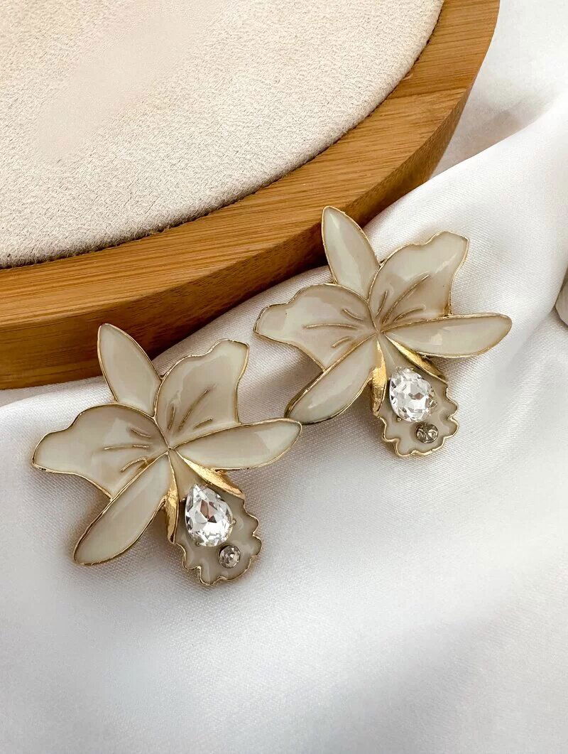 Brinco Folheado a Ouro 18k Flor Resinada com Zircônia