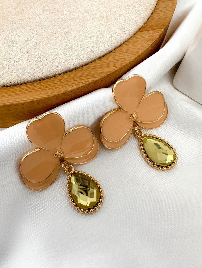 Brinco Folheado a Ouro 18k Flor Resinada Três Pétalas com Gota de Zircônia