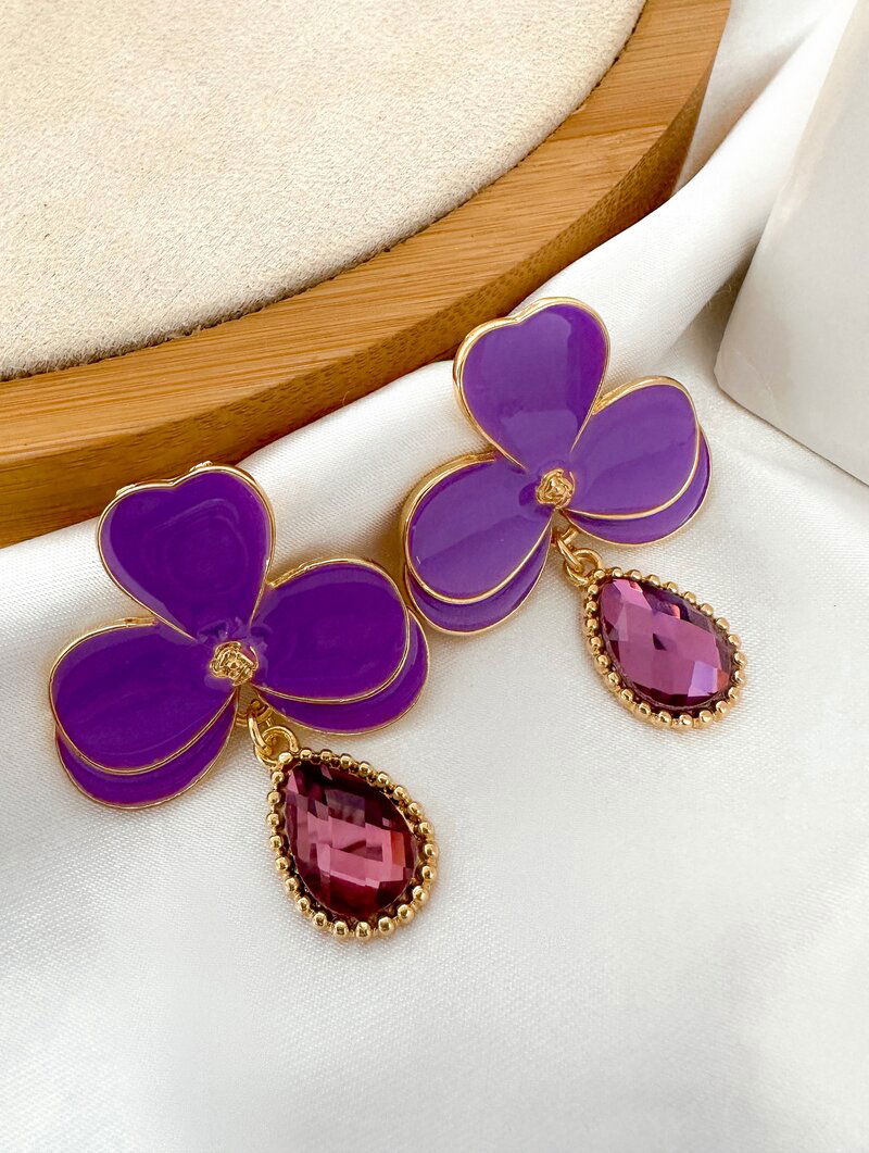 Brinco Folheado a Ouro 18k Flor Resinada Três Pétalas com Gota de Zircônia