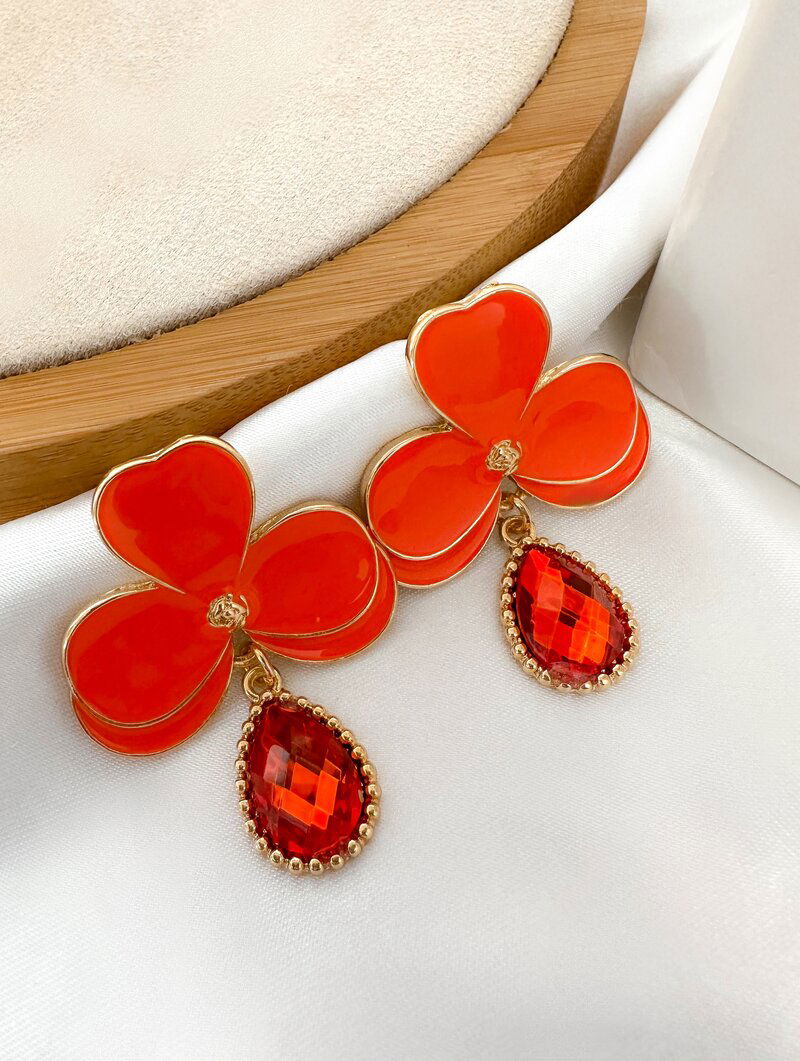 Brinco Folheado a Ouro 18k Flor Resinada Três Pétalas com Gota de Zircônia