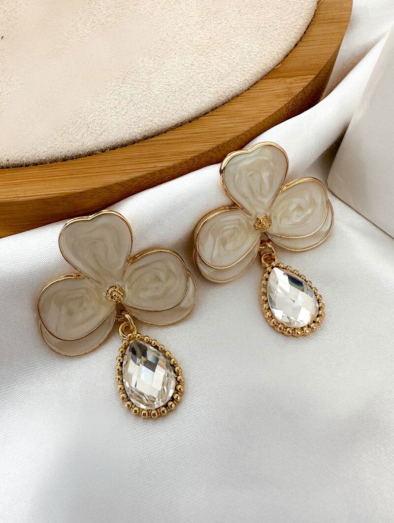 Brinco Folheado a Ouro 18k Flor Resinada Três Pétalas com Gota de Zircônia