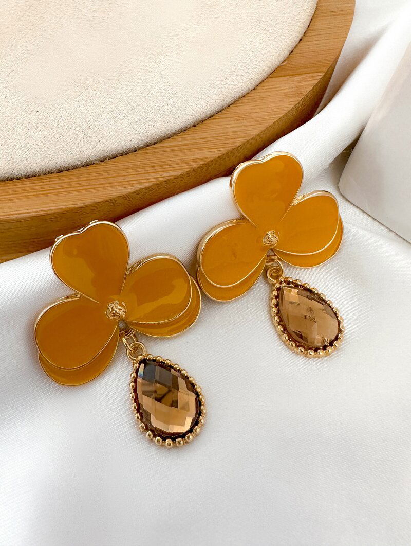 Brinco Folheado a Ouro 18k Flor Resinada Três Pétalas com Gota de Zircônia