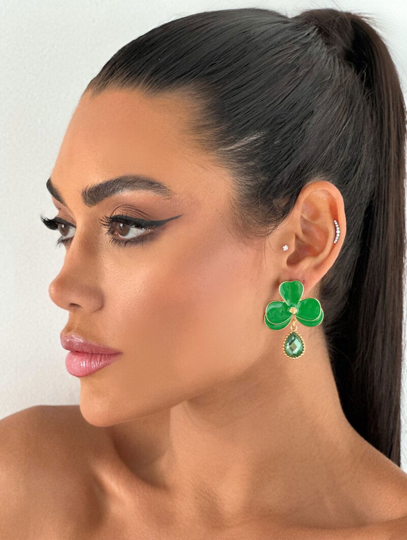 Brinco Folheado a Ouro 18k Flor Resinada Três Pétalas com Gota de Zircônia