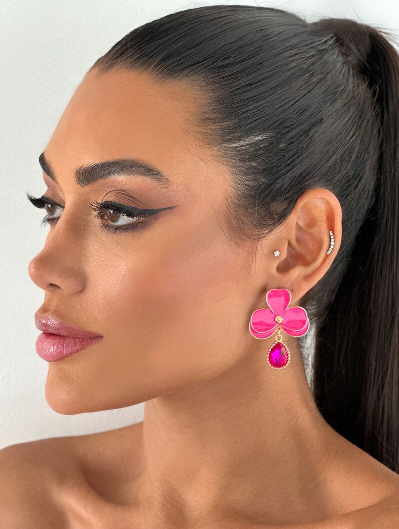 Brinco Folheado a Ouro 18k Flor Resinada Três Pétalas com Gota de Zircônia