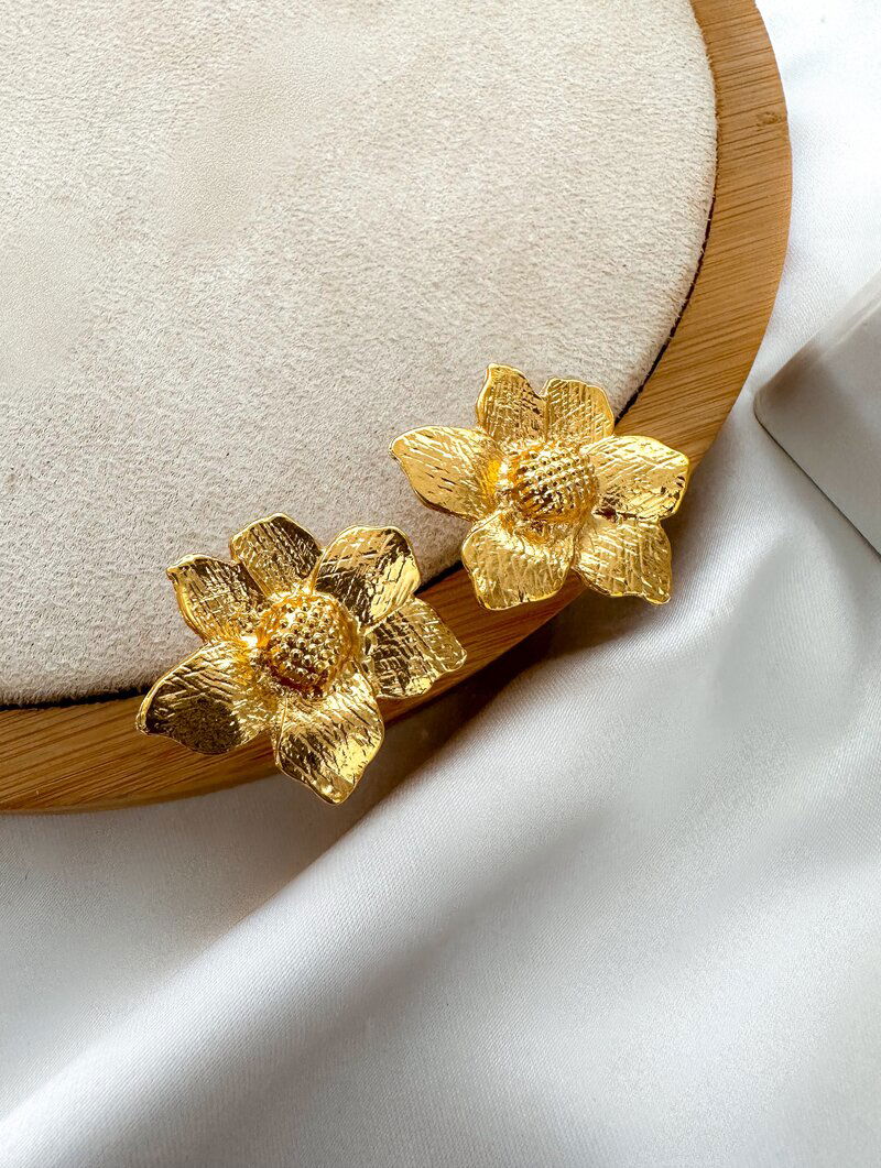 Brinco Folheado a Ouro 18k Flor Seis Pétalas Marteladas