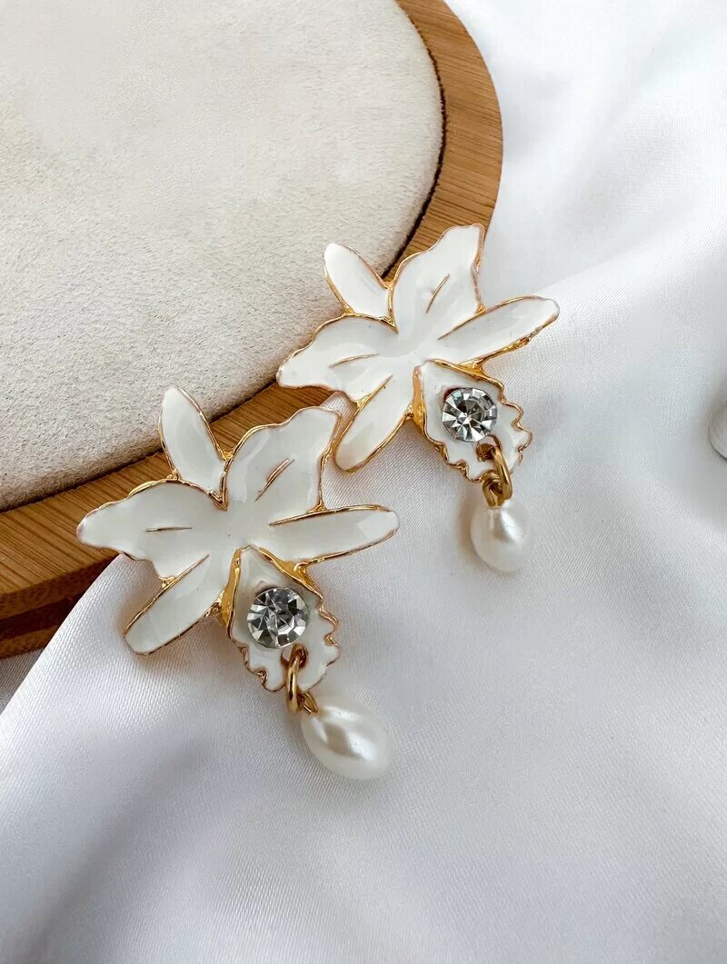 Brinco Folheado a Ouro 18k Flor Seis Pétalas Resinadas