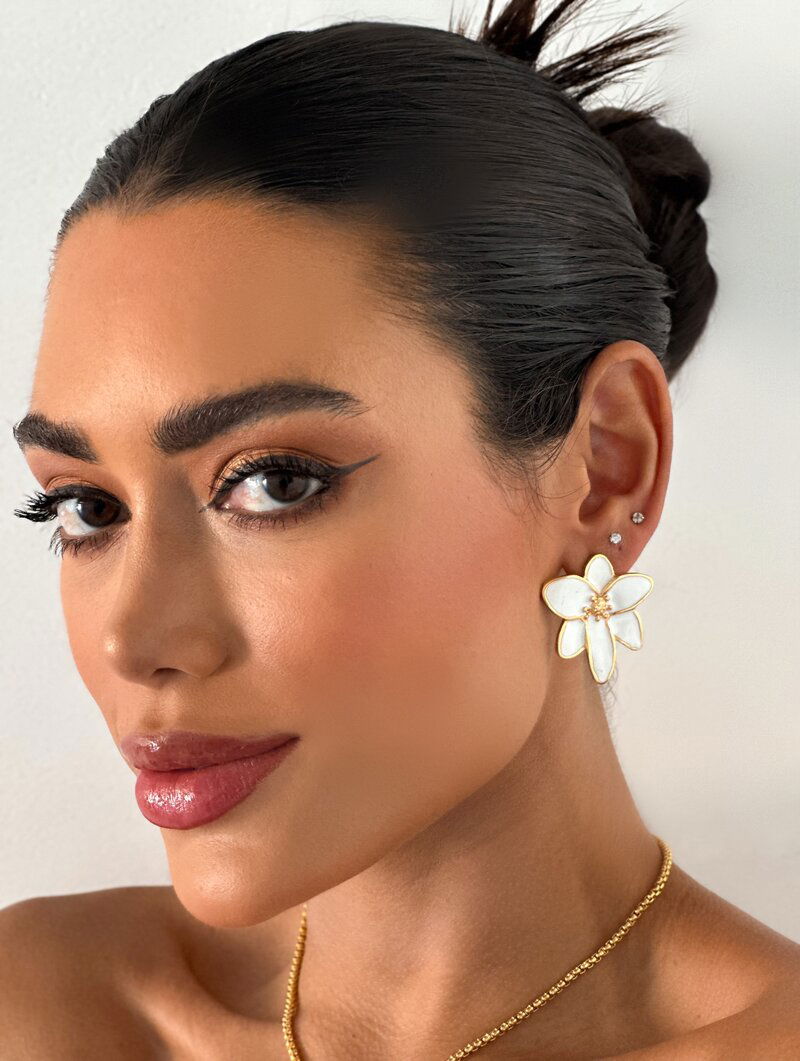 Brinco Folheado a Ouro 18k Flor Seis Pétalas Resinado