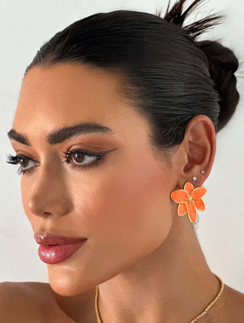 Brinco Folheado a Ouro 18k Flor Seis Pétalas Resinado