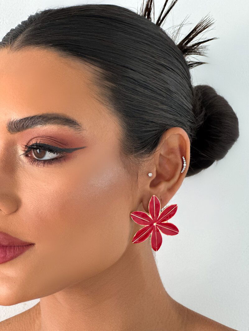 Brinco Folheado a Ouro 18k Flor Seis Pétalas Resinado