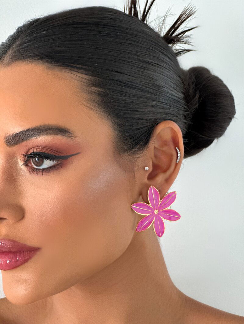 Brinco Folheado a Ouro 18k Flor Seis Pétalas Resinado