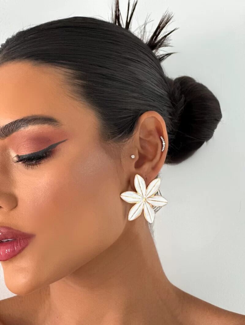 Brinco Folheado a Ouro 18k Flor Seis Pétalas Resinado
