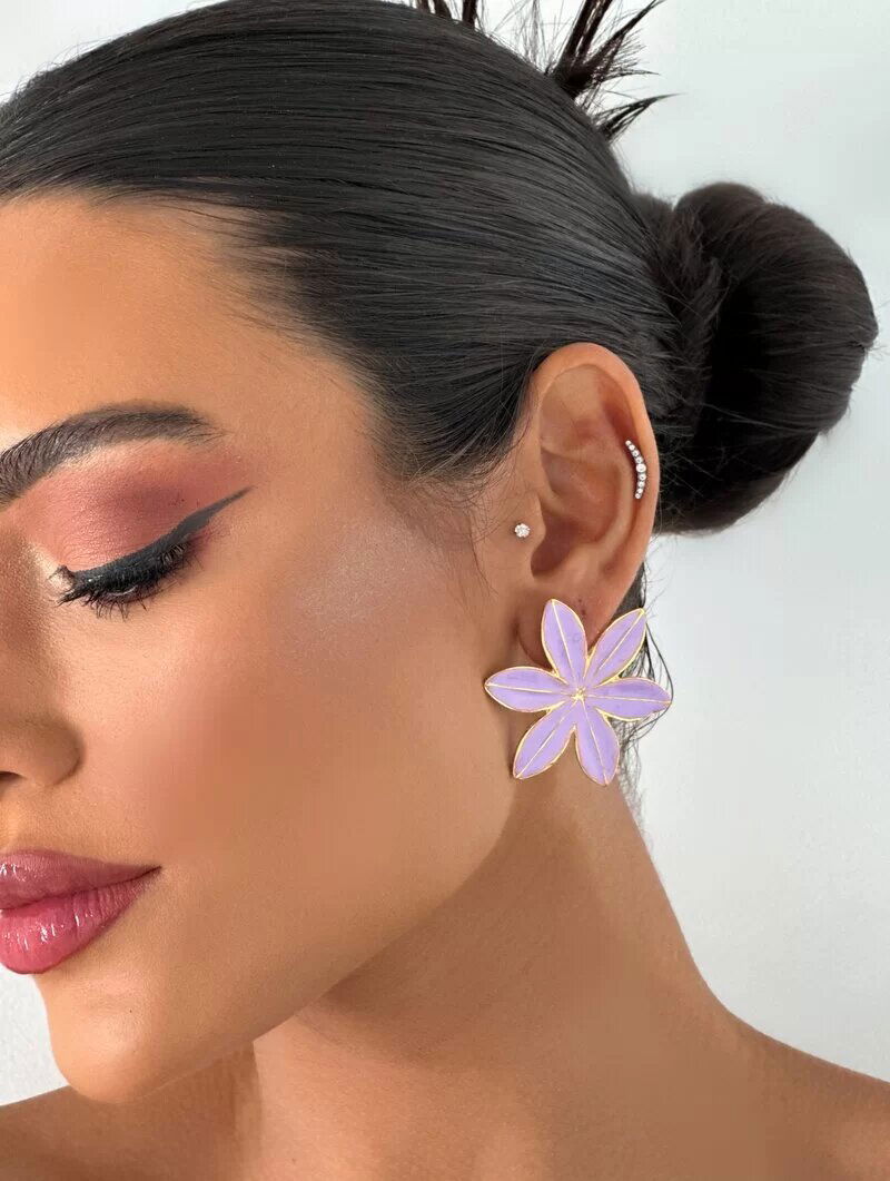 Brinco Folheado a Ouro 18k Flor Seis Pétalas Resinado