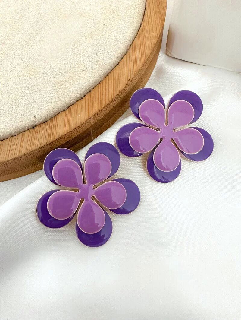 brinco folheado a ouro 18k flor sobreposta resinada