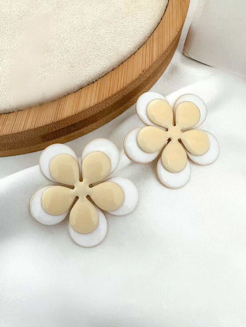 brinco folheado a ouro 18k flor sobreposta resinada