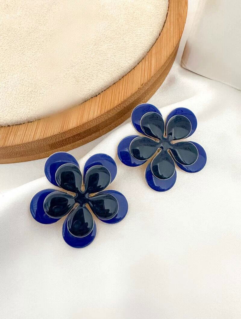 brinco folheado a ouro 18k flor sobreposta resinada