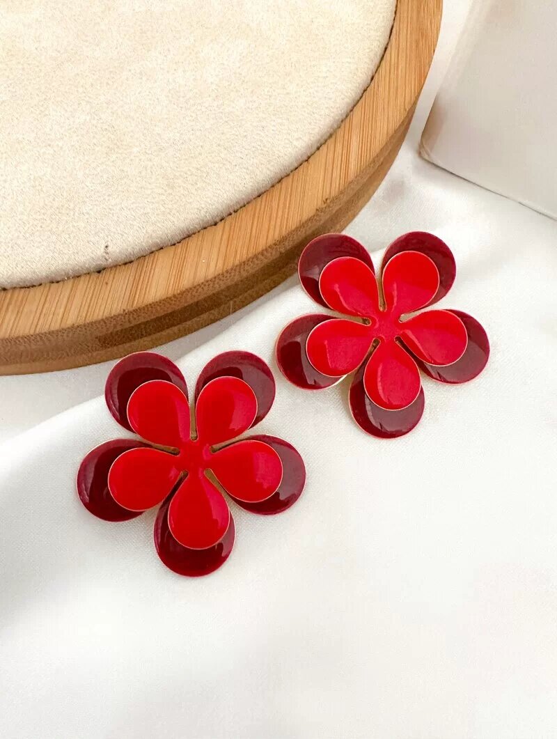 brinco folheado a ouro 18k flor sobreposta resinada